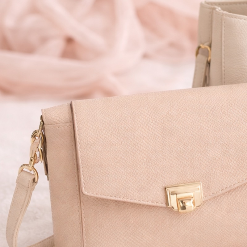Crossbody kabelka pudrová — detail 1