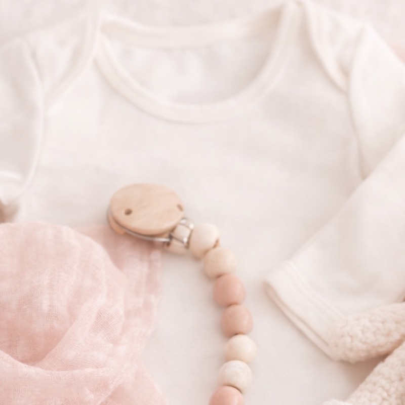 Klip na dudlík se dřevěnými korálky — detail 1